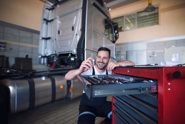 Meccanici del veicolo in attesa del carrello degli attrezzi e scelta dello strumento appropriato per il servizio di camion