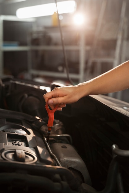 Meccanico che lavora nel negozio su un'auto