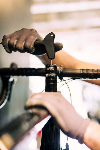 Meccanico che ripara una bicicletta