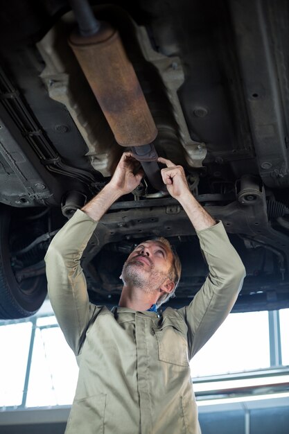 Meccanico di manutenzione di un auto