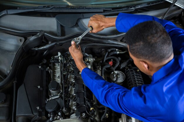 Meccanico di manutenzione di un auto