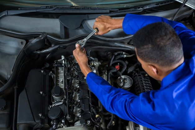 Meccanico di manutenzione di un auto