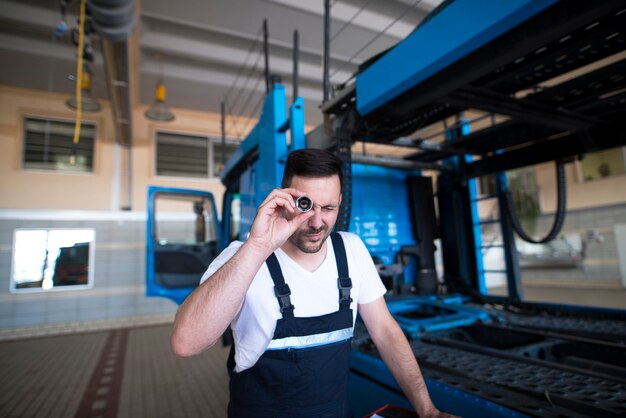 Meccanico di servizio esperto professionista che sceglie strumenti appropriati per il servizio di camion