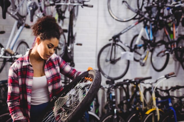 Meccanico esame di una ruota di bicicletta