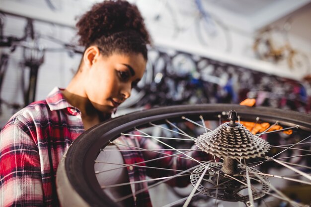 Meccanico esame di una ruota di bicicletta