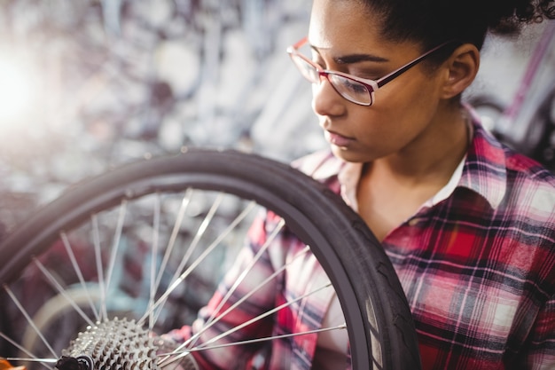 Meccanico esame di una ruota di bicicletta