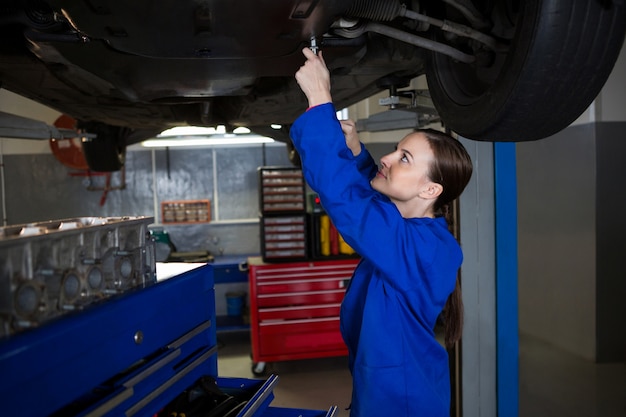 Meccanico femminile auto esame