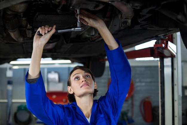 Meccanico femminile la manutenzione di un auto