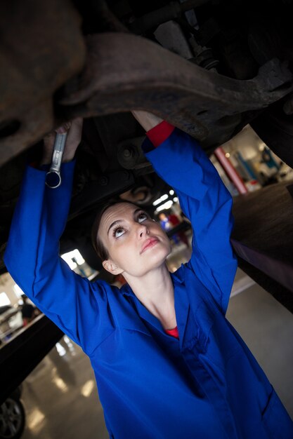 Meccanico femminile la manutenzione di un auto