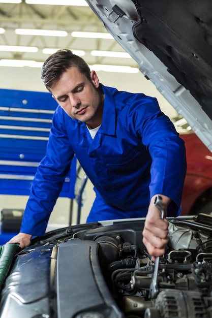 Meccanico manutenzione di un motore di un&#39;auto