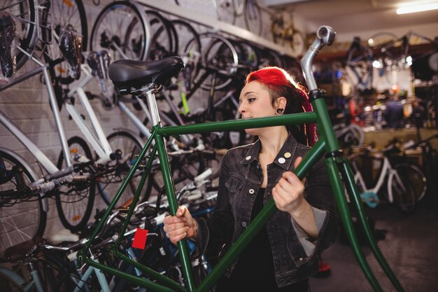 Meccanico riparare una bicicletta