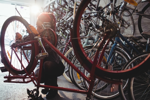 Meccanico riparare una bicicletta