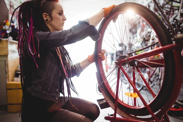 Meccanico riparare una bicicletta