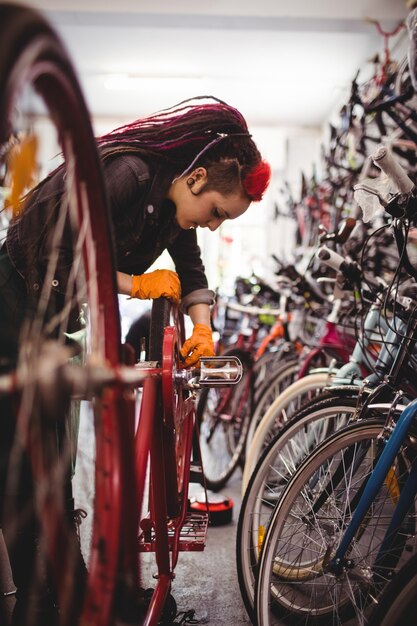 Meccanico riparare una bicicletta