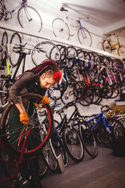 Meccanico riparare una bicicletta