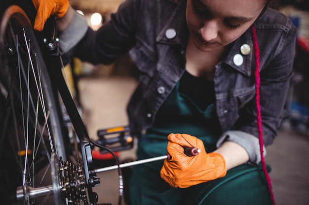 Meccanico riparare una bicicletta