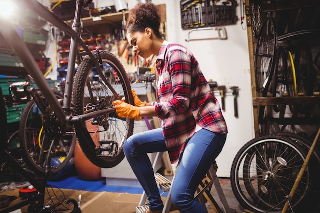 Meccanico riparare una bicicletta