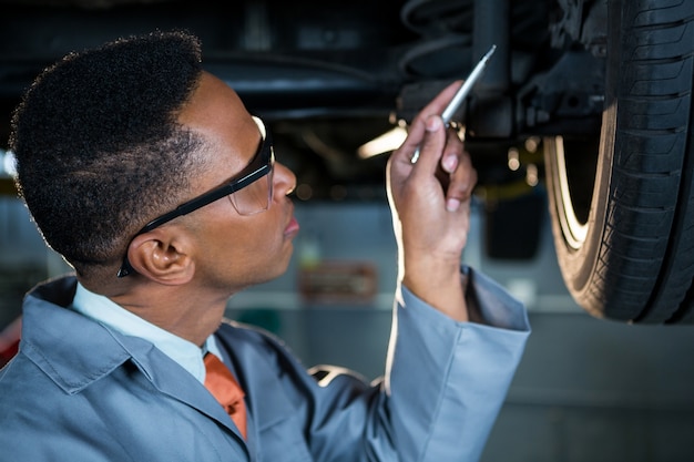 Meccanico riparazione di un auto