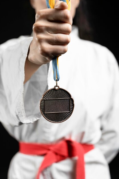 Medaglia della holding dell'atleta di karate