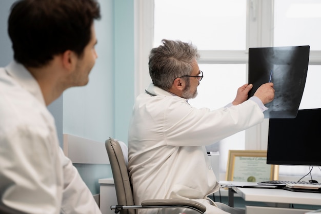 Medici che controllano insieme la radiografia del paziente