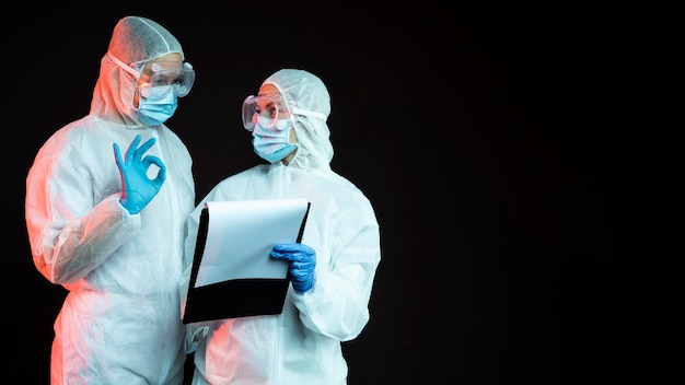 Medici che indossano abbigliamento medico pandemico con copia spazio