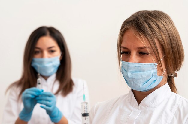 Medici che indossano una maschera facciale