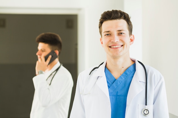 Medici che sorridono e fanno una telefonata
