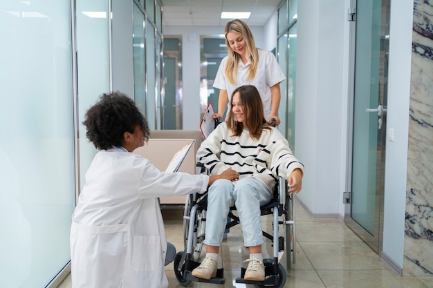 Medici e pazienti femminili di vista frontale