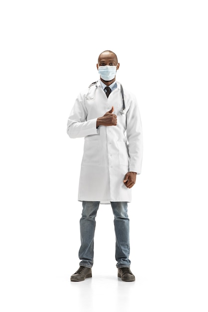 Medico afroamericano in maschera protettiva isolata su bianco