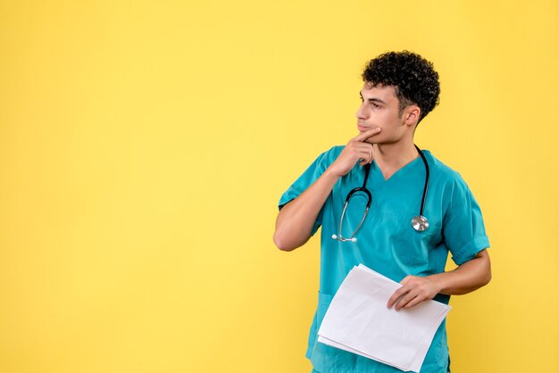 Medico altamente qualificato di vista laterale che un medico sta pensando alle analisi del paziente