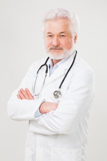 Medico anziano bello in uniforme