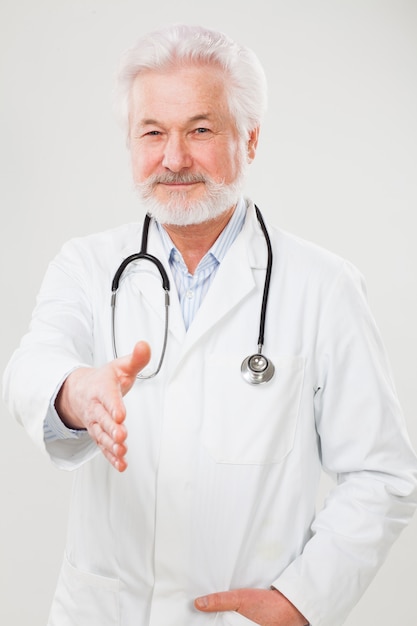 Medico anziano bello in uniforme