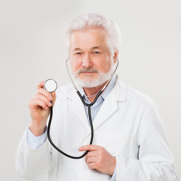 Medico anziano bello in uniforme