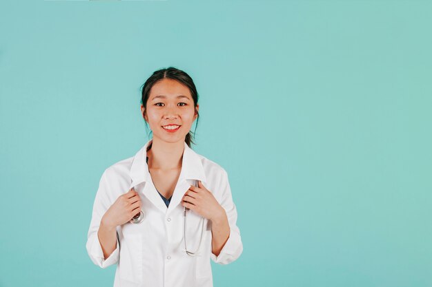 Medico asiatico sorridente