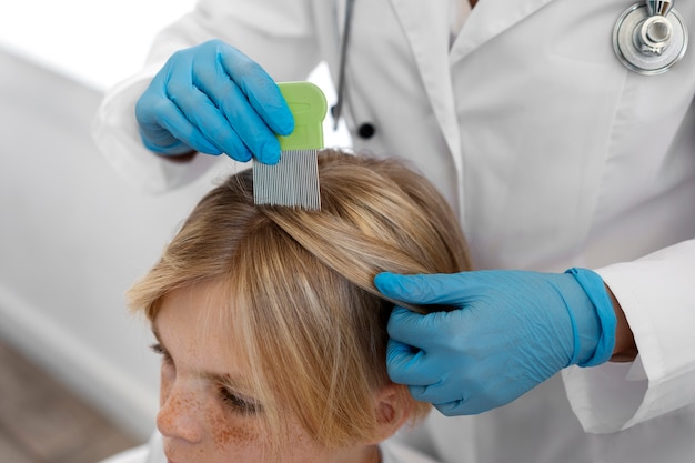 Medico che aiuta il ragazzo con i pidocchi ad alto angolo