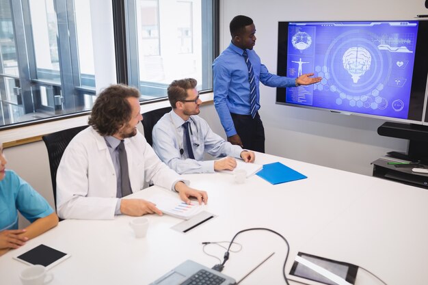 Medico che dà presentazione al team di medici ad interim