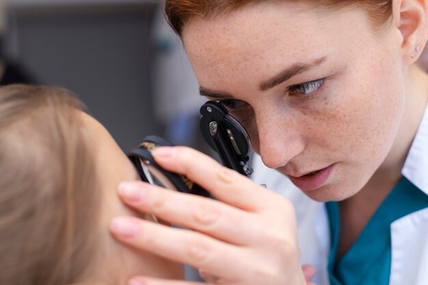 Medico che esamina la vista del paziente