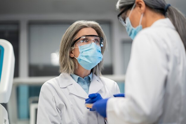 Medico che esegue ricerca medica in laboratorio