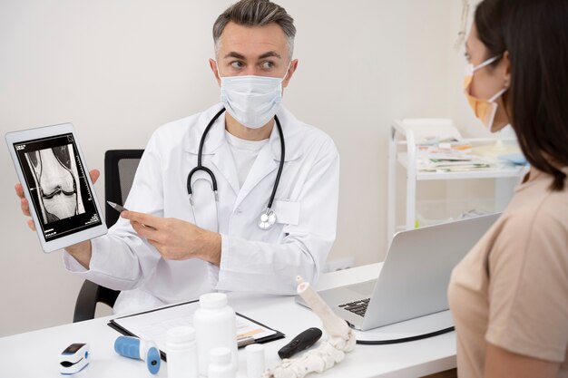 Medico che esegue un controllo medico di routine