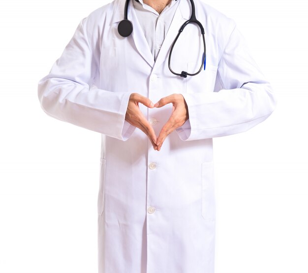 Medico che fa il cuore con le mani su sfondo bianco