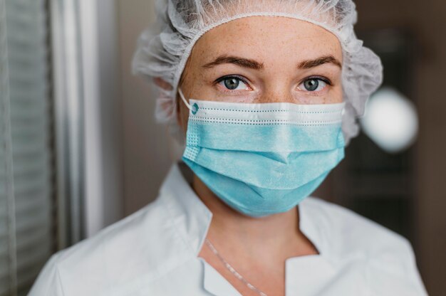 Medico che indossa una maschera facciale al lavoro