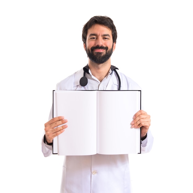 Medico che legge un libro su sfondo bianco