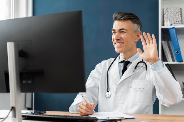 Medico che offre teleconsulto medico