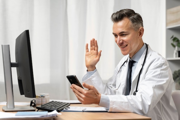 Medico che offre teleconsulto medico