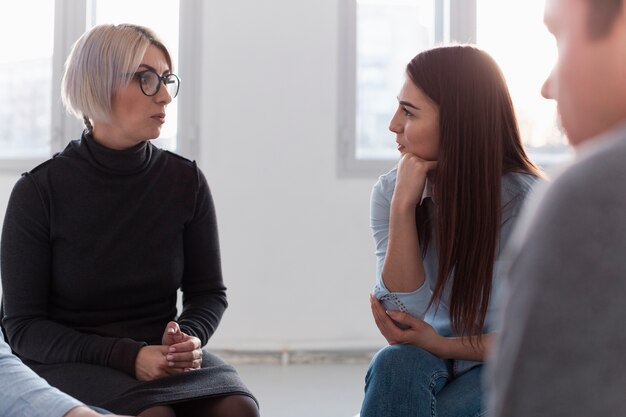 Medico che parla con paziente femminile