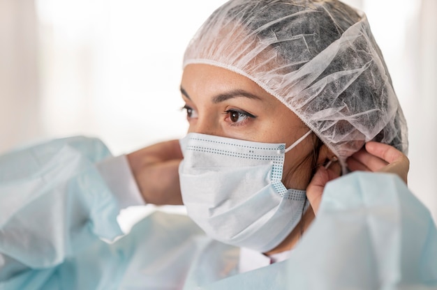 Medico che prepara l'uniforme medica all'ospedale