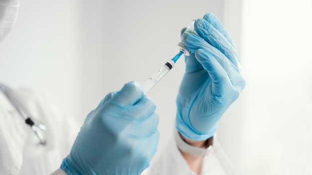 Medico che prepara un vaccino per un paziente