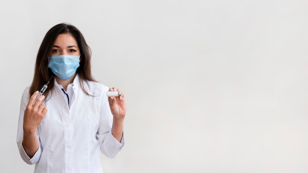 Medico che prepara vaccino medico
