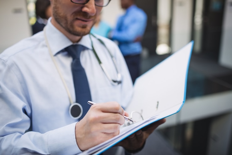 Foto gratuito medico che scrive una relazione medica