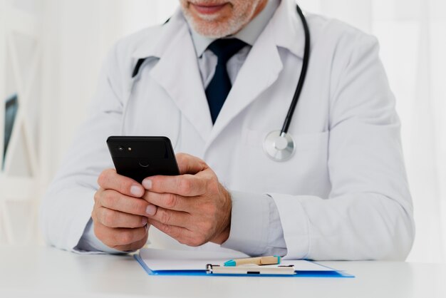 Medico che usa il suo telefono